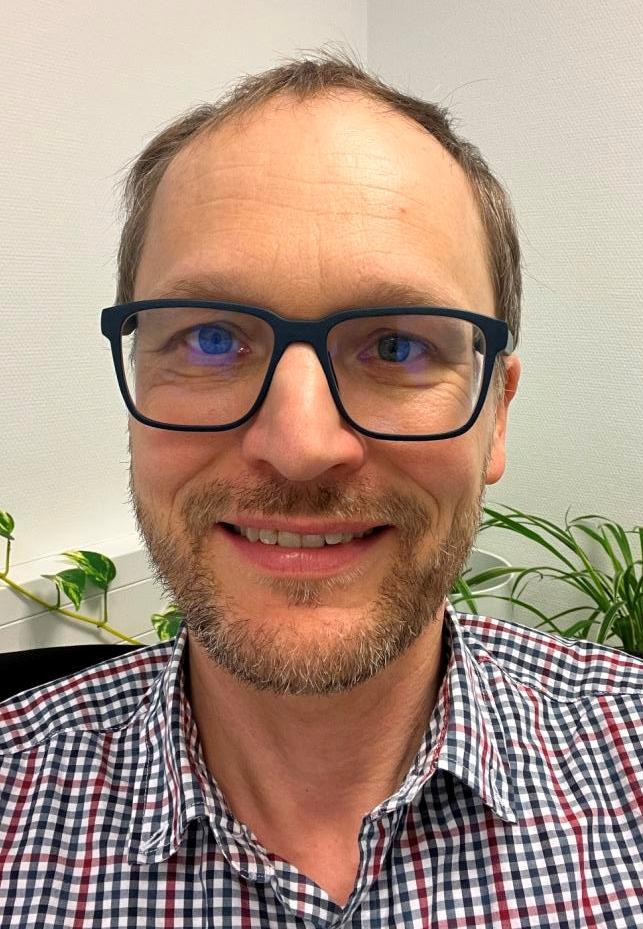 Peter, Gründer von AromaTopf, lächelt authentisch in die Kamera – Experte für Kräuter und Aromen.